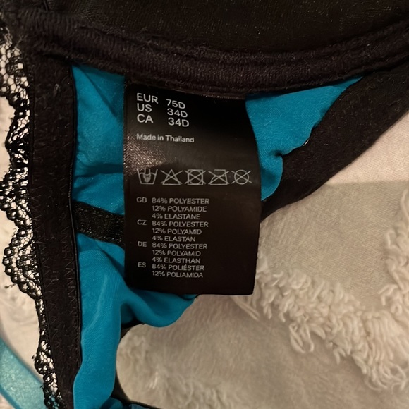 34D Bra. Very comfortable - Picture 4 of 4